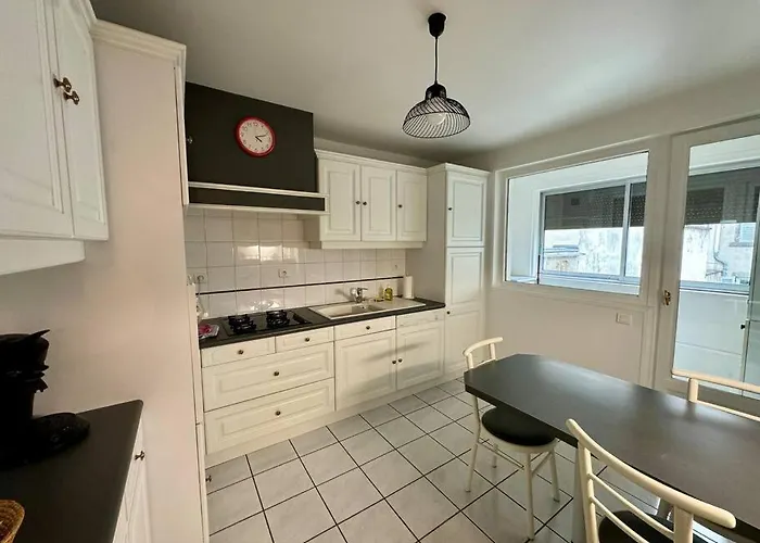 F3 Plein Coeur Centre Fd Avec Parking Montrognon *